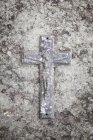 Primo piano della croce del crocifisso cattolico in pietra intagliata al cimitero, Messico — Foto stock
