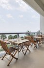 Порожні столи на балконі ресторану в розкішному готелі — стокове фото