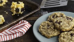 Primo piano di biscotti biologici freschi al forno e crudi con gocce di cioccolato — Foto stock