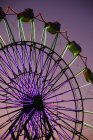 Neon Ferris giro in ruota al parco divertimenti di notte, Puyallup, Washington, USA — Foto stock