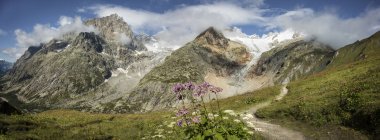 Mt Blanc trail in mountains, Val Ferret, Suíça — Fotografia de Stock