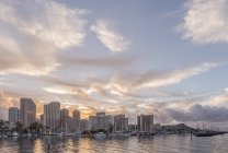 Ciudad de Honolulu skyline sobre el océano, Hawaii, Estados Unidos - foto de stock