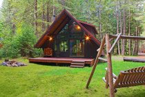 Casa moderna con cortile nel prato della foresta — Foto stock