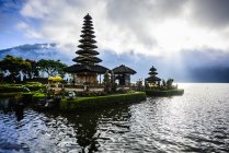 Pagoda galleggiante sull'acqua, Baturiti, Bali, Indonesia — Foto stock