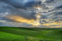 Céu dramático sobre colinas ondulantes na paisagem rural — Fotografia de Stock