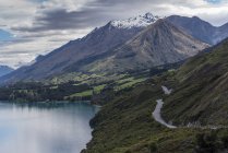 Vista aérea de montanhas e lago Wanaka, Nova Zelândia — Fotografia de Stock