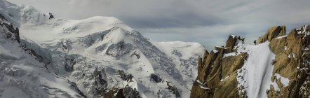 Schneebedeckter und felsiger Gipfel des Mt Blanc, Chamonix, Frankreich — Stockfoto