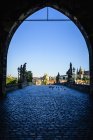 Arco sul paesaggio urbano di Praga con sculture sul ponte, Repubblica Ceca — Foto stock