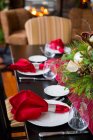 Tavolo e centrotavola di Natale in sala da pranzo — Foto stock