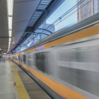 Розмитий вид поїзда залишаючи платформу, Токіо, Японія — стокове фото