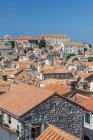 Rooftops of city on hillside, Dubrovnik, Dubrovnik-Neretva, Croatia — Stock Photo