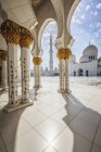 Украшенные колонны Большой мечети Шейха Зайеда, Абу-Даби, Объединенные Арабские Эмираты — стоковое фото