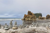 Штабелированные камни на пляже Руби, Форкс, Вашингтон, США — стоковое фото