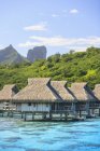 Bungalows über tropischem Ozean, Bora Bora, Französisch-Polynesien — Stockfoto