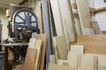 Tábuas de madeira em oficina de carpintaria industrial — Fotografia de Stock