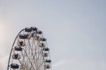 Ferris wheel against blue sky with clouds — Stock Photo