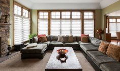 Sofa und Couchtisch im Wohnzimmer — Stockfoto