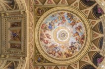 Plafond décoré peint de l'Opéra hongrois d'État, Budapest, Hongrie — Photo de stock