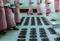 Monaci che lasciano sandali vicino alle scale in Myanmar — Foto stock