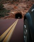 Carro dirigindo na estrada rural em Zion National Park, Utah, Estados Unidos da América — Fotografia de Stock