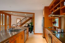 Столешницы, плита и раковина на кухне — стоковое фото