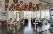 Фонари над столиками в роскошном ресторане — стоковое фото