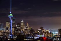 Edificios de paisaje urbano iluminados, Seattle, Washington, Estados Unidos - foto de stock