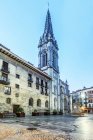Vista ad angolo basso di chiesa ornata, Bilbao, Vizcaya, Spagna, Europa — Foto stock