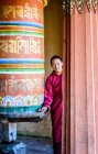 Monges asiáticos em pé por pilar no templo — Fotografia de Stock