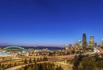 Cenário do horizonte da cidade iluminado à noite, Seattle, Washington, Estados Unidos — Fotografia de Stock