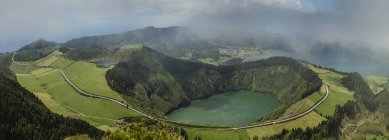 Luftaufnahme von Twin-Kraterseen in ländlicher Landschaft, sao miguel, portugal — Stockfoto