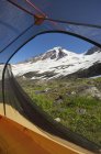 Vista dalla tenda sotto la montagna innevata — Foto stock