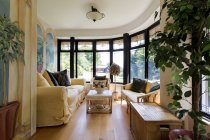Luxury living room with bay windows — Stock Photo