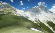 Berggipfel mit Schnee und Gras unter blauem Himmel, kananaskis, calgary, alberta, canada — Stockfoto