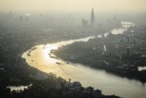 Vista aérea del paisaje urbano y el río de Londres, Inglaterra - foto de stock