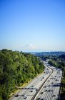 Вид на гору Реньє і автостраду, Сіетл, Вашингтон, США — стокове фото
