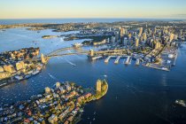 Veduta aerea del teatro dell'opera di Sydney e del ponte di Sydney, Australia — Foto stock