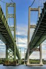 Vista en ángulo bajo del puente Narrows Bridge, Tacoma, Washington, Estados Unidos - foto de stock