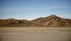 Salt flat and dry mountains, Bonnaville Salt Flats, Utah, États-Unis — Photo de stock