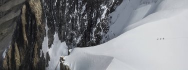 Bergsteiger im Schnee auf dem Weg zum Mt Blanc, Chamonix, Frankreich — Stockfoto