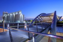 Ponte pedonale e fabbrica illuminati di notte a Seattle, Washington, USA — Foto stock