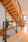 Escadaria de madeira em casa moderna — Fotografia de Stock