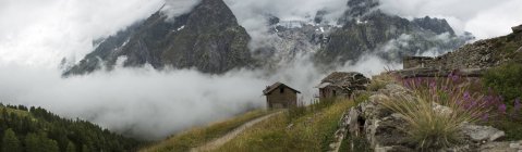 Cabañas de piedra cerca de Mt Blanc trail, Bertone Refuge, Italia - foto de stock