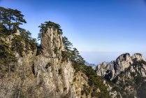 Bäume, die auf felsigen Bergen, Huangshan, Anhui, China wachsen — Stockfoto