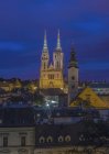 Catedral agujas sobre tejados en paisaje urbano, Zagreb, Croacia - foto de stock