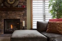 Sofa und Kamin im Wohnzimmer — Stockfoto