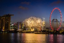 Fogos de artifício sobre o horizonte da cidade de Singapura, Singapura, Singapura — Fotografia de Stock