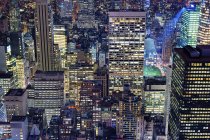 Vista aérea de edifícios altos em paisagem urbana no crepúsculo — Fotografia de Stock