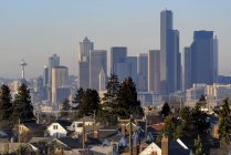 Altopiani moderni dietro le case, Seattle, Washington, Stati Uniti d'America — Foto stock