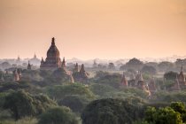 Pagodas in landscape at dusk in Yangon, Myanmar — Stock Photo